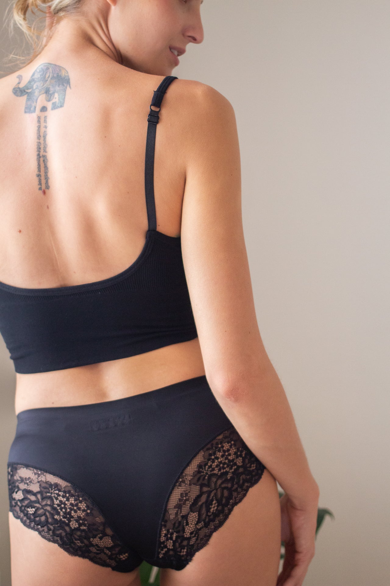 Czarny Bralet Carmina